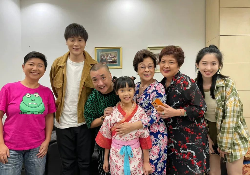 陈坚雄去世半个月,妻子黄敏更改老公账号名,开始直播带货引发热议