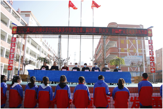 防地震,防火灾,防踩踏综合疏散演练活动在县凤栖初级中学正式拉开帷幕