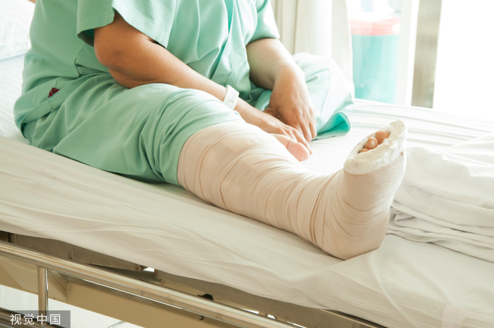 患者腿部骨折,1年后取出固定钢板却无法行走,起诉医院索赔40万丨医法