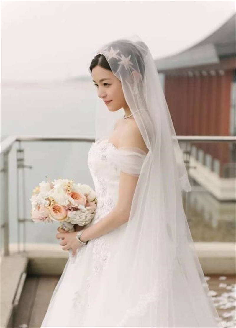 女星的婚礼头纱造型,高圆圆梦幻,陈妍希端庄,戚薇略显俏皮插图3