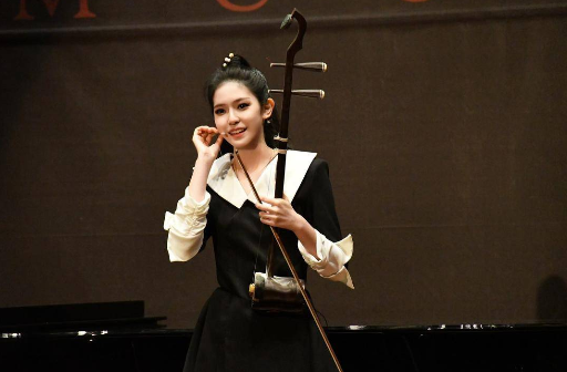 18岁中国女孩在美国博物馆拉二胡走红推动传统文化走向国际舞台