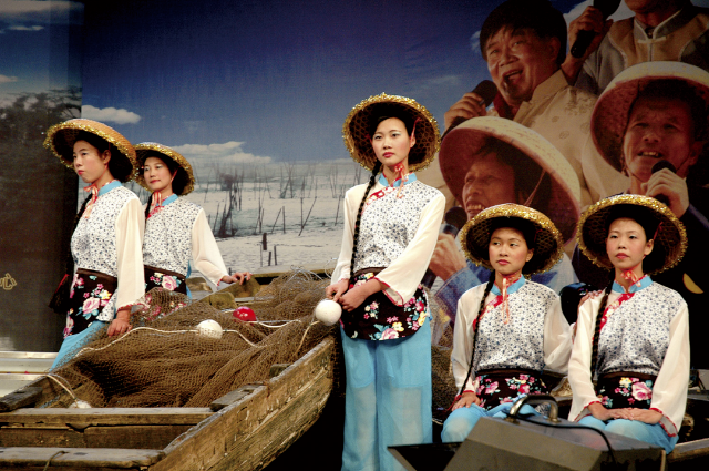 民歌通常用当地粤语方言演唱,根据演唱场合,形式的不同,可分为咸水歌