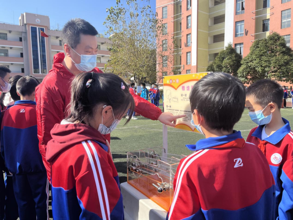 "息烽县底寨中学学生罗国艺说,"以后会好好学习,掌握更多的科学技术
