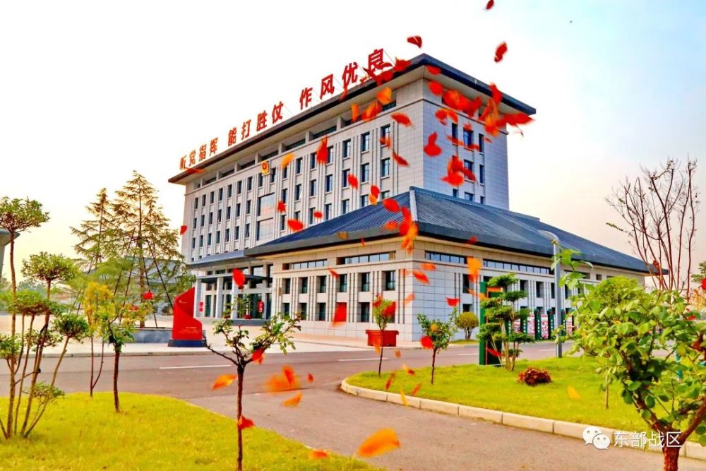 一起来打卡,带你看军营"醉"美秋天_腾讯新闻