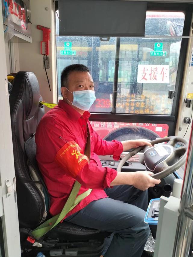 一男子在公交车上突发疾病,广州司机与众人出手相救