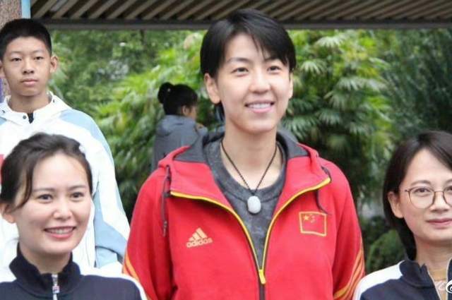 青年队时期,张晓雅随队获得u20 女排亚青赛冠军和世青赛季军,并在首届