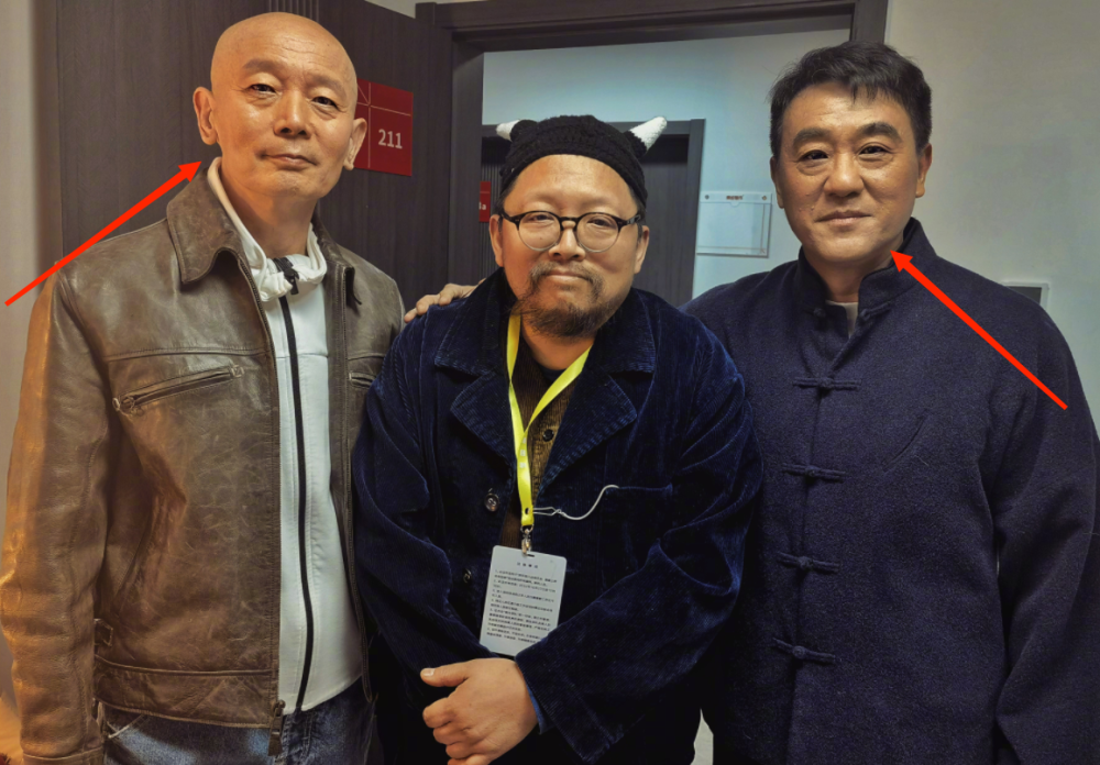 65岁葛优现身音乐活动,穿皮衣打扮时髦,一旁何冰化妆黑眼圈重