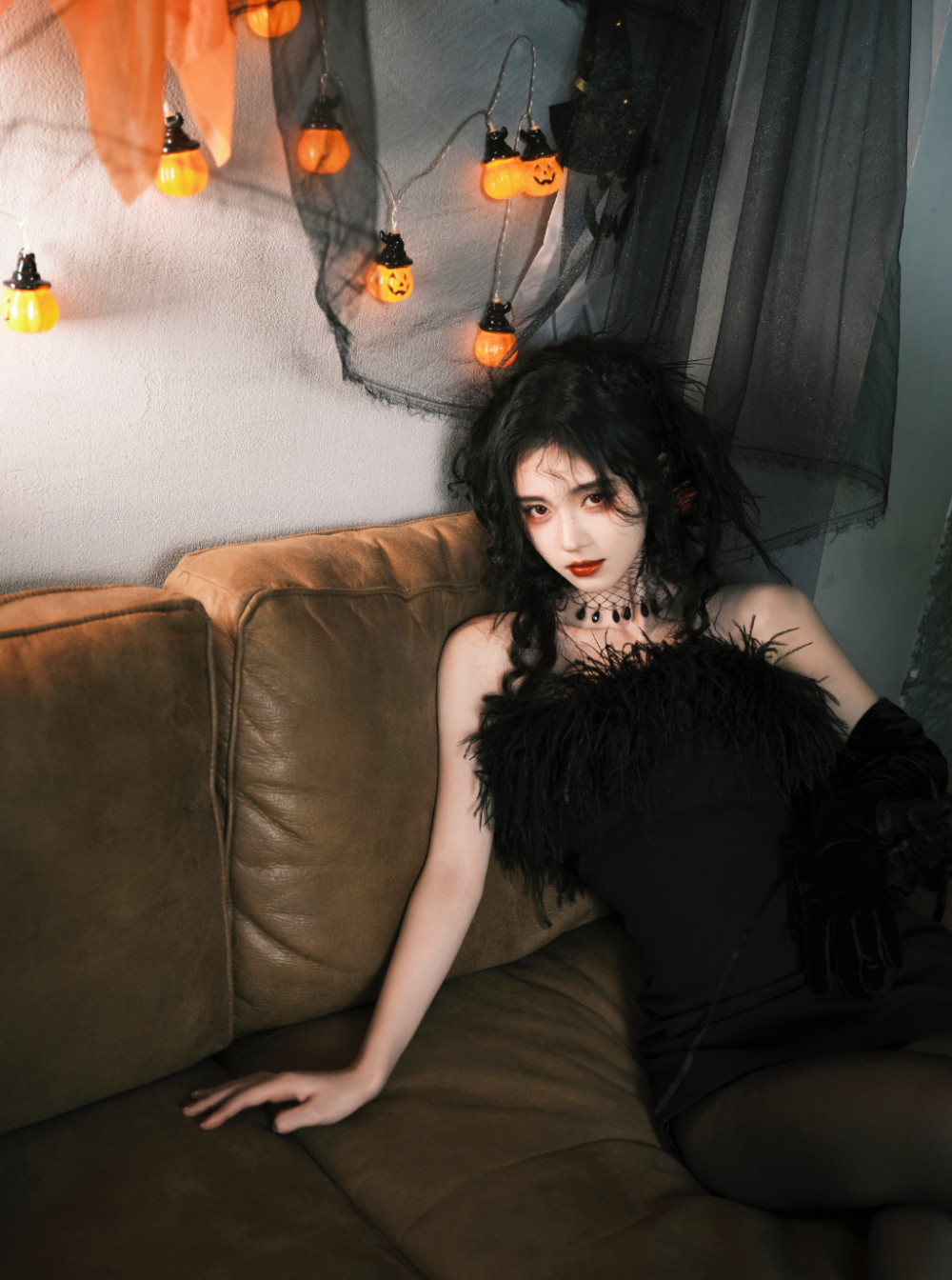 鞠婧t:万圣节"黑天鹅"造型惊艳到我,穿黑色连短裙 精致妆容插图7