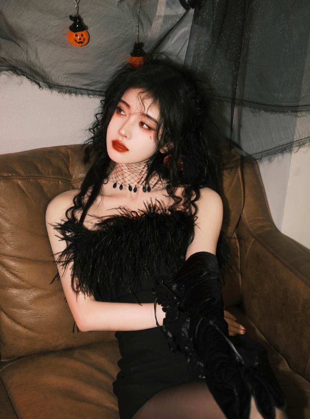 鞠婧祎:万圣节"黑天鹅"造型惊艳到我,穿黑色连短裙 精致妆容插图6