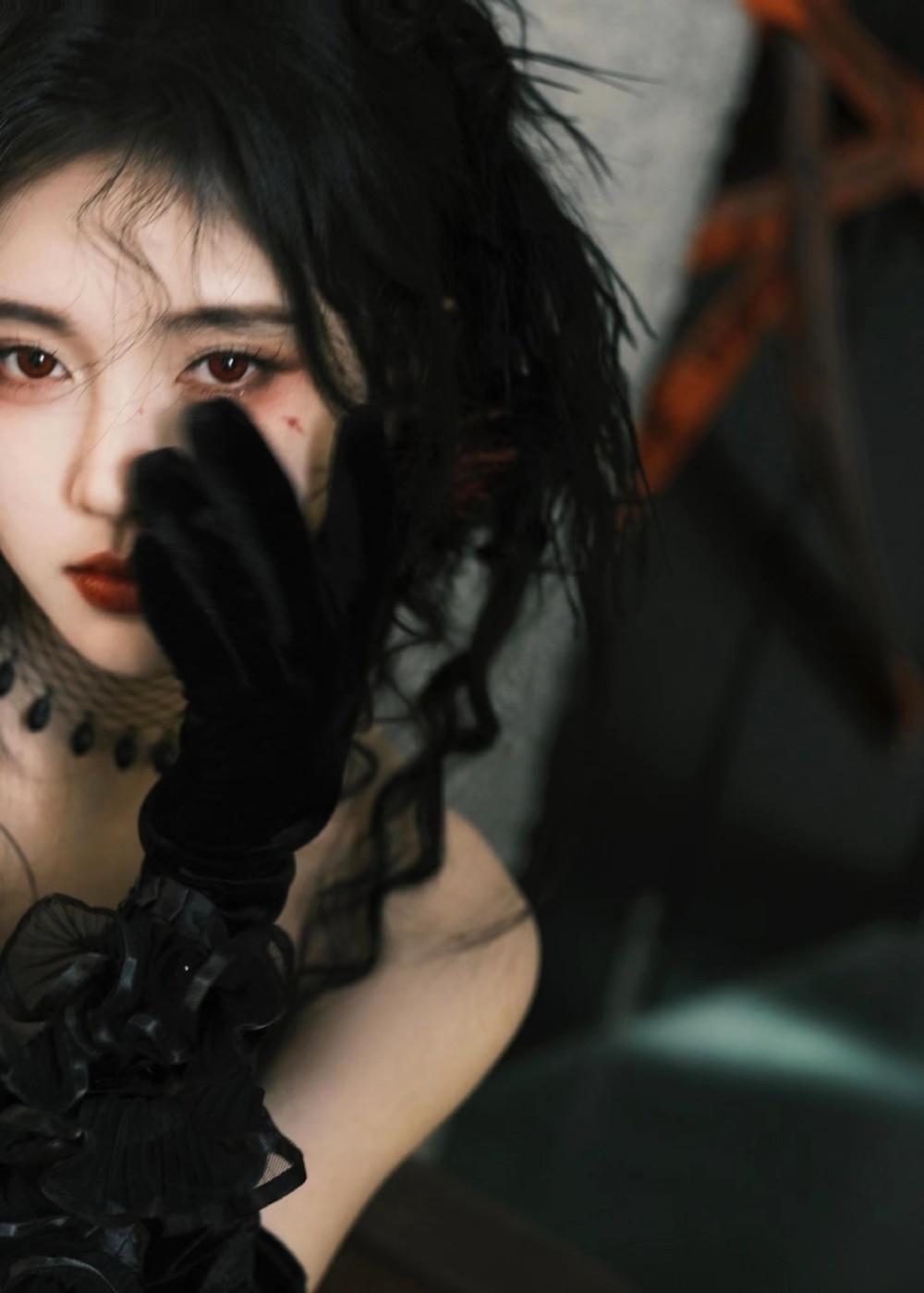 鞠婧祎:万圣节"黑天鹅"造型惊艳到我,穿黑色连短裙 精致妆容插图5