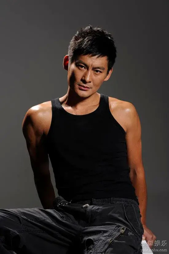 景岗山首回应"酒蒙子",称是自己的爱好,55岁头发花白身体健硕-腾讯