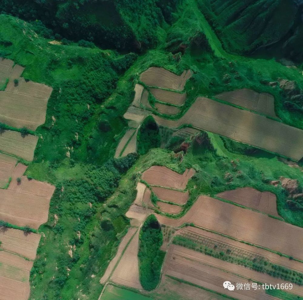 果然是一个大脚印形状的黄土大坑,形状让我想起在广西凤山县三门海