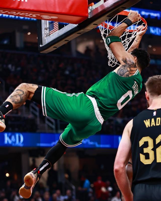 塔图姆空砍26分12板6助4帽 关键扣篮 封盖难阻败仗 绿军加时负骑士