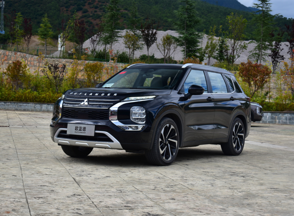 三菱欧蓝德7座版亮相 硬派越野 1.5t 48v轻混_腾讯新闻