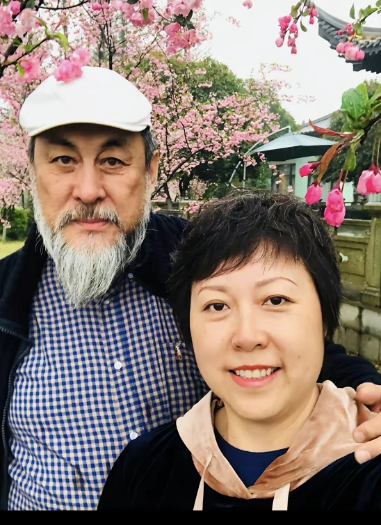 陆树铭追悼会举行,屏幕播放着与妻子恩爱合影,张艺谋唐国强等送花圈