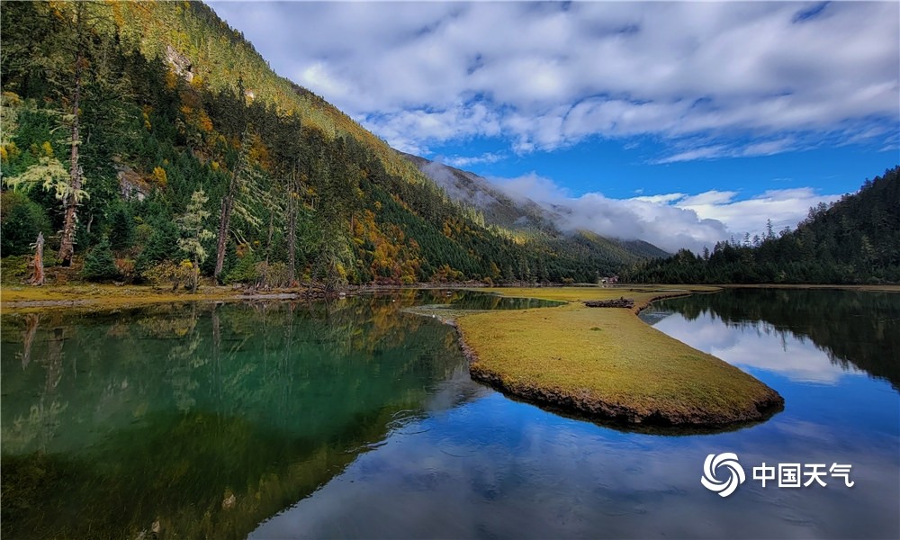 静谧安然四川月亮湖秋景如诗