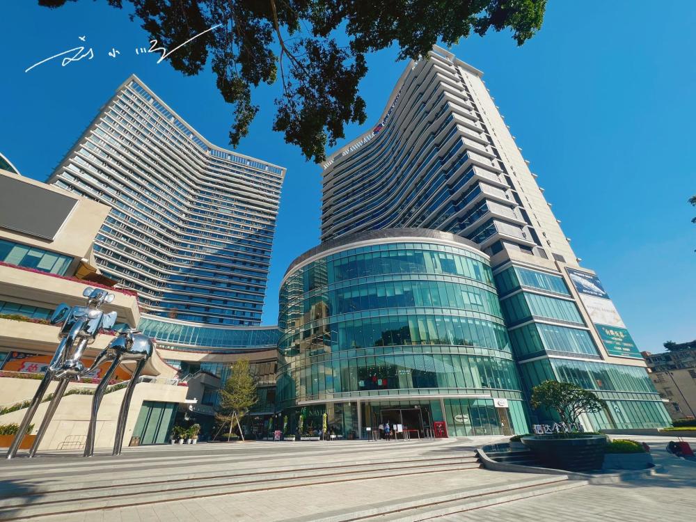 广州市天河区的新商场,就在3号线地铁站附近,刚开