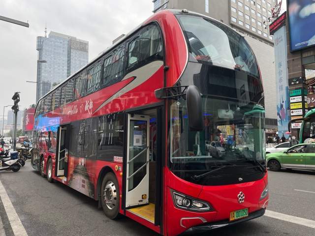 记者亲身体验全新成都双层旅游观光巴士