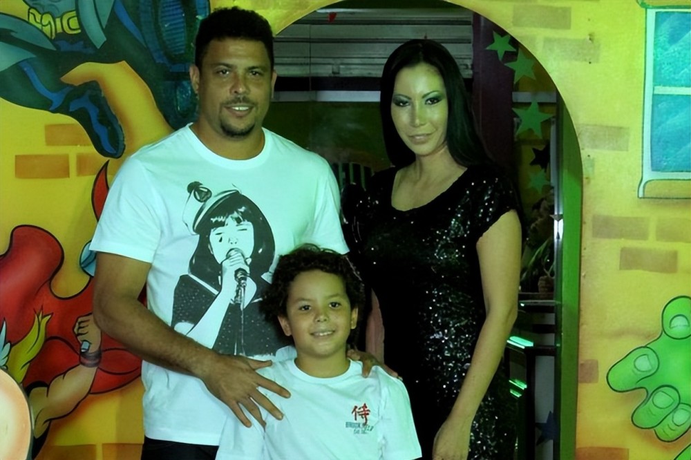 年轻的时候,大罗绯闻不断,最出名的当然是跟巴西模特苏珊娜的恋情了.