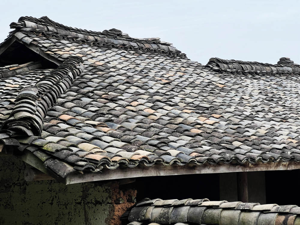 有必要再说一哈,屋顶上盖的瓦片,也是用泥巴烧制出来的!