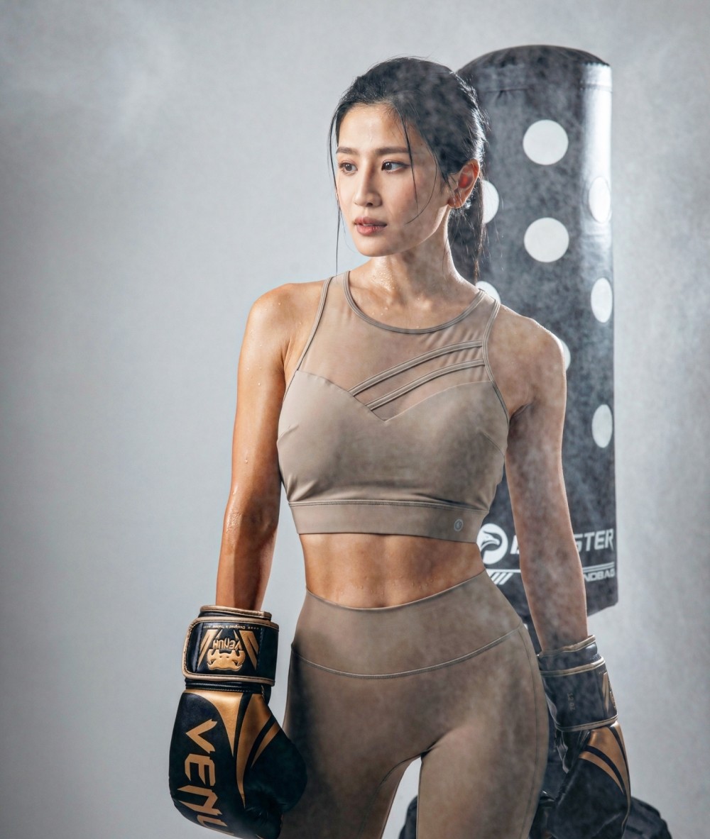 曝林芊妤老公确诊新冠夫妻居家隔离秀瑜伽不惧传染亲密接吻