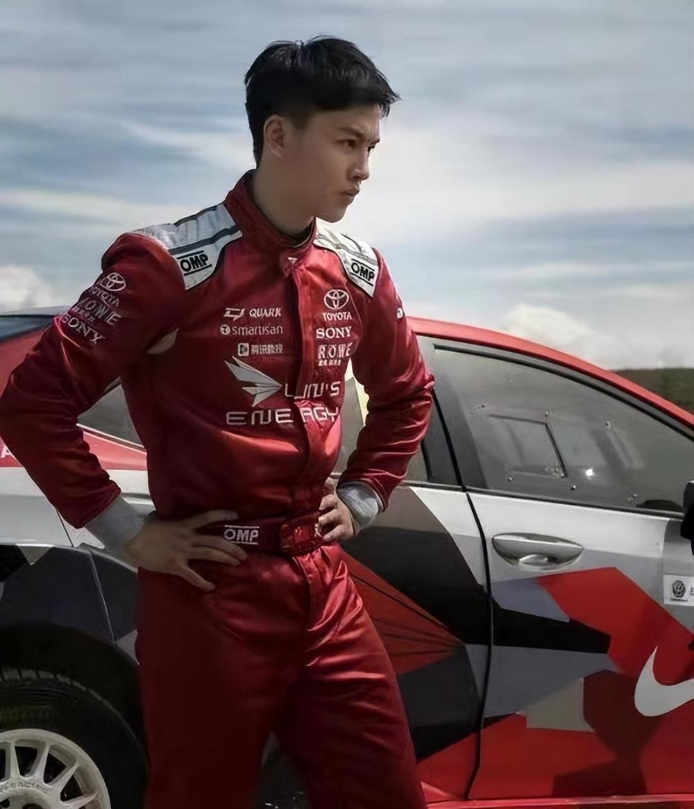 36岁尹昉被拍带孩子遛弯,抱娃姿势熟练,一岁女儿身高瞩目_腾讯新闻