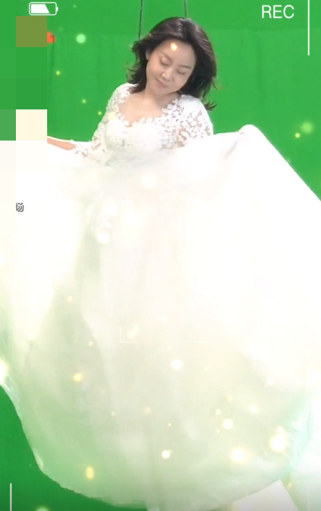 51岁闫妮穿镂空婚纱秀曲线吊威亚起舞似少女赤脚躺地上好敬业