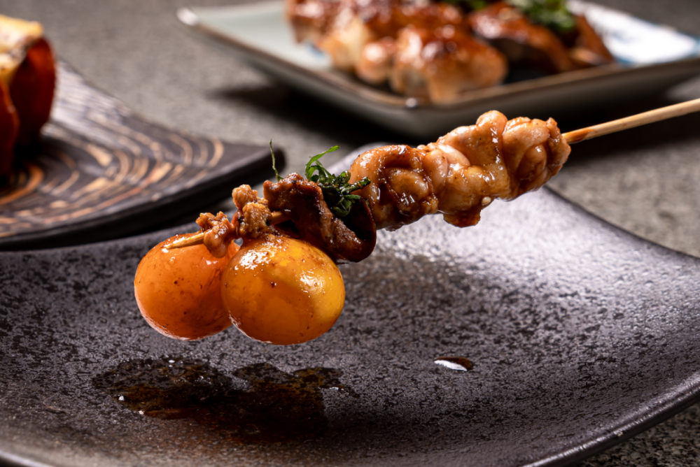 『 鸡提灯 』拒绝冰冻鸡肉,新鲜烤制的鸡肉棒外部金黄焦脆,内里则要