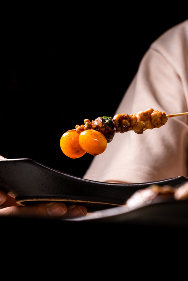 『 鸡提灯 』拒绝冰冻鸡肉,新鲜烤制的鸡肉棒外部金黄焦脆,内里则要