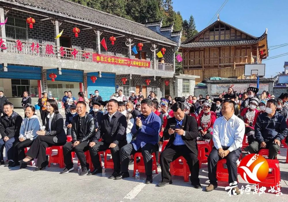 演出在迎宾鼓声中拉开序幕,来自外地的特邀嘉宾,麻栗