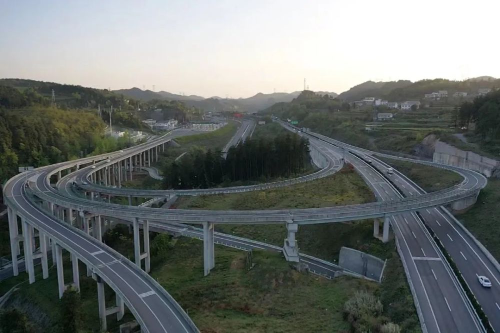 莫鹏说,过去五年,息烽县相继建成了s30江都高速公路息烽段43公里,渝贵