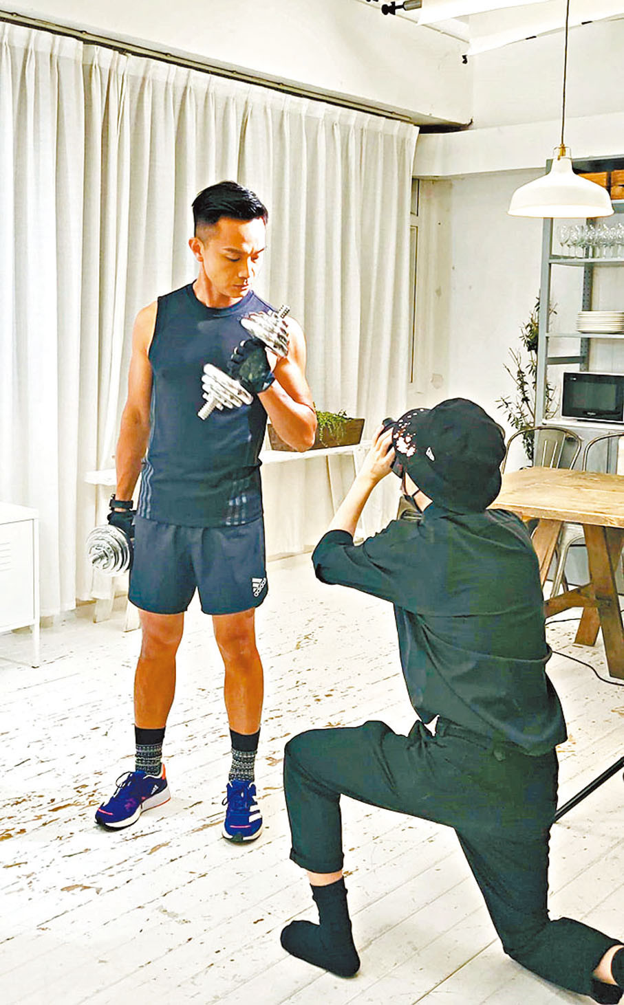 胡诺言拍广告骚肌_腾讯新闻