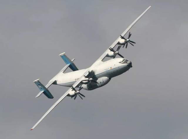 安22系列运输机,具备双尾翼外部特征,但却有诸多缺陷