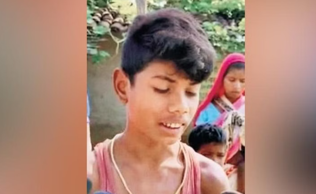 印度8岁男童被眼镜蛇咬中后反咬两口毒蛇死亡