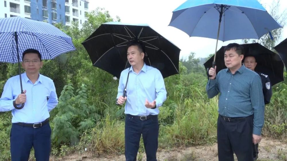 在平海镇六乡村张家墩村小组,赖文辉现场察看该镇"两违"整治清拆工作