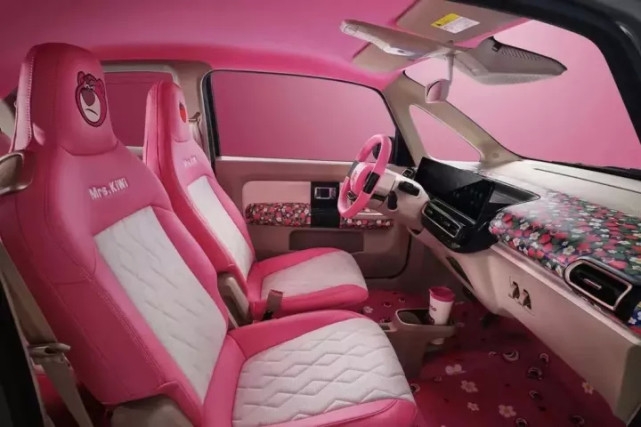 具体来看,宝骏kiwi ev皮克斯草莓熊限定版采用草莓熊标志性的粉色作为