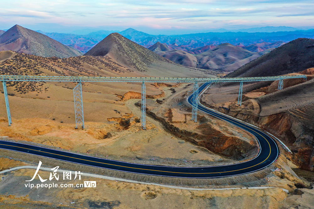 呼圖壁縣至石梯子鄉的道路是通往該縣南部山區百里丹霞景區和葦子溝等