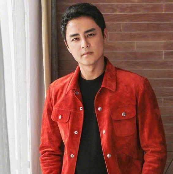 明道拍戏疑似腿受伤,一瘸一拐现身片场,走路不稳需要助理搀扶