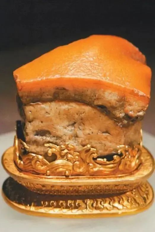 东坡名字命名的"东坡肉"石,为肉石中极品,是台北故宫博物院的镇院之宝