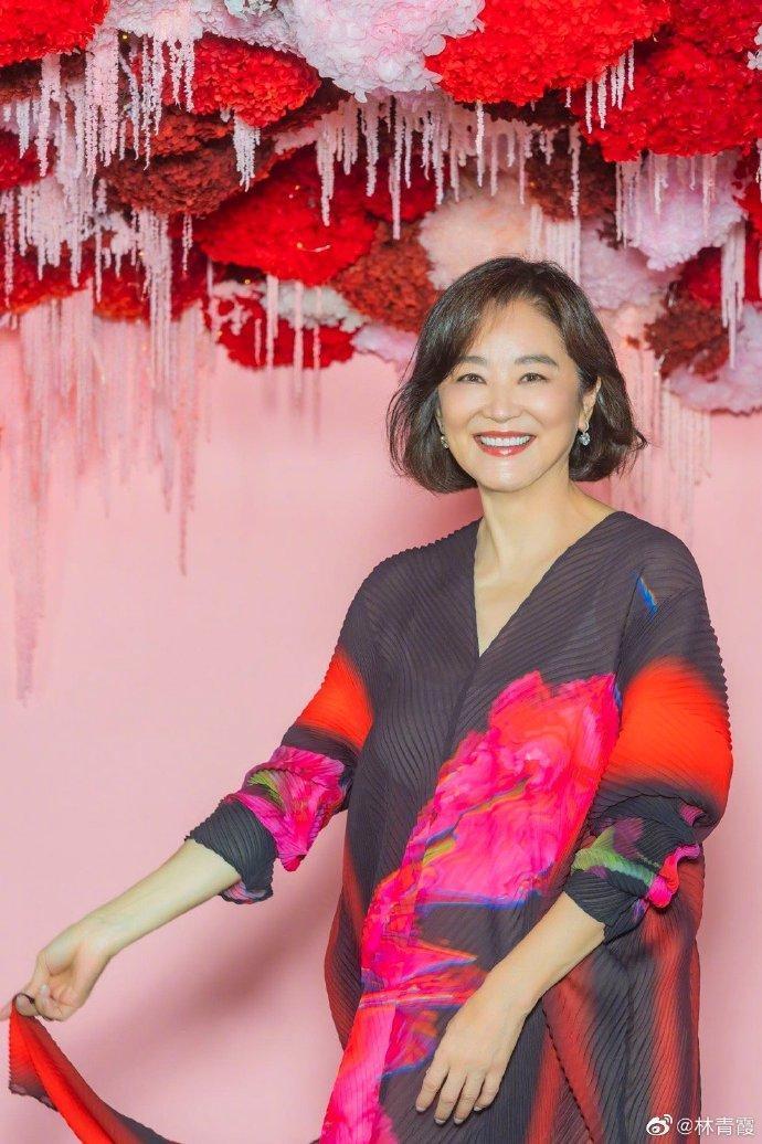 林青霞晒68岁生日照!笑容满面状态佳,手戴超大鸽子蛋太抢镜插图