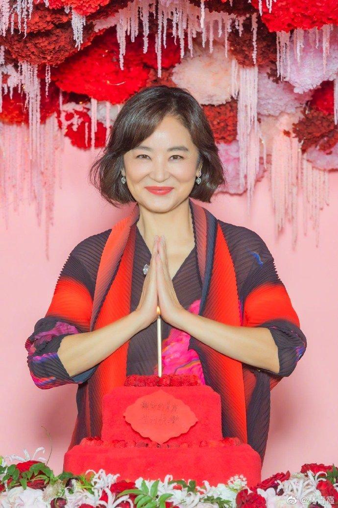 林青霞晒68岁生日照!笑容满面状态佳,手戴超大鸽子蛋太抢镜插图1