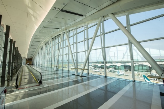 旅客可使用全新启用的天际走廊,往来香港国际机场一号客运大楼与t1