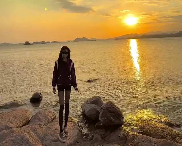 而动态里面,齐麟女友大腿非常抢镜,本来就非常苗条的身材,还有这样大