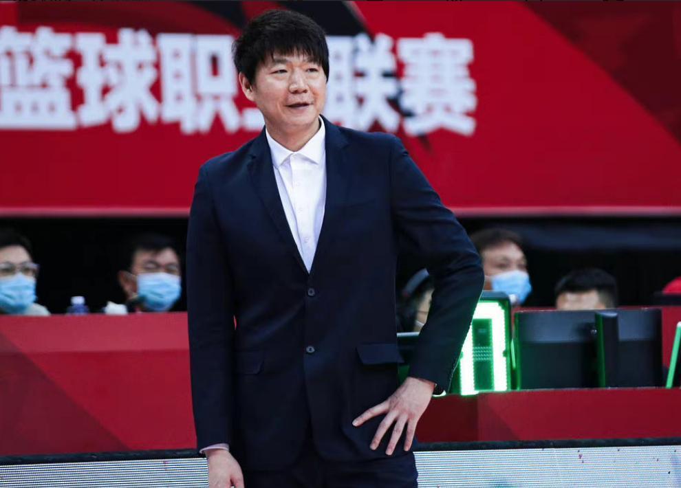 邱彪指导球员时期是cba名将,退役之后转型成为教练,之后担任深圳男篮