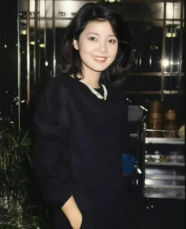 当红时期的邓丽君真的很会打扮,很多造型一眼就被美到了插图8