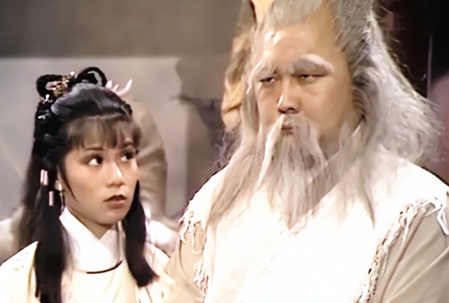 其中,他在《射雕英雄传》《神雕侠侣》中扮演的老顽童周伯通一角,最