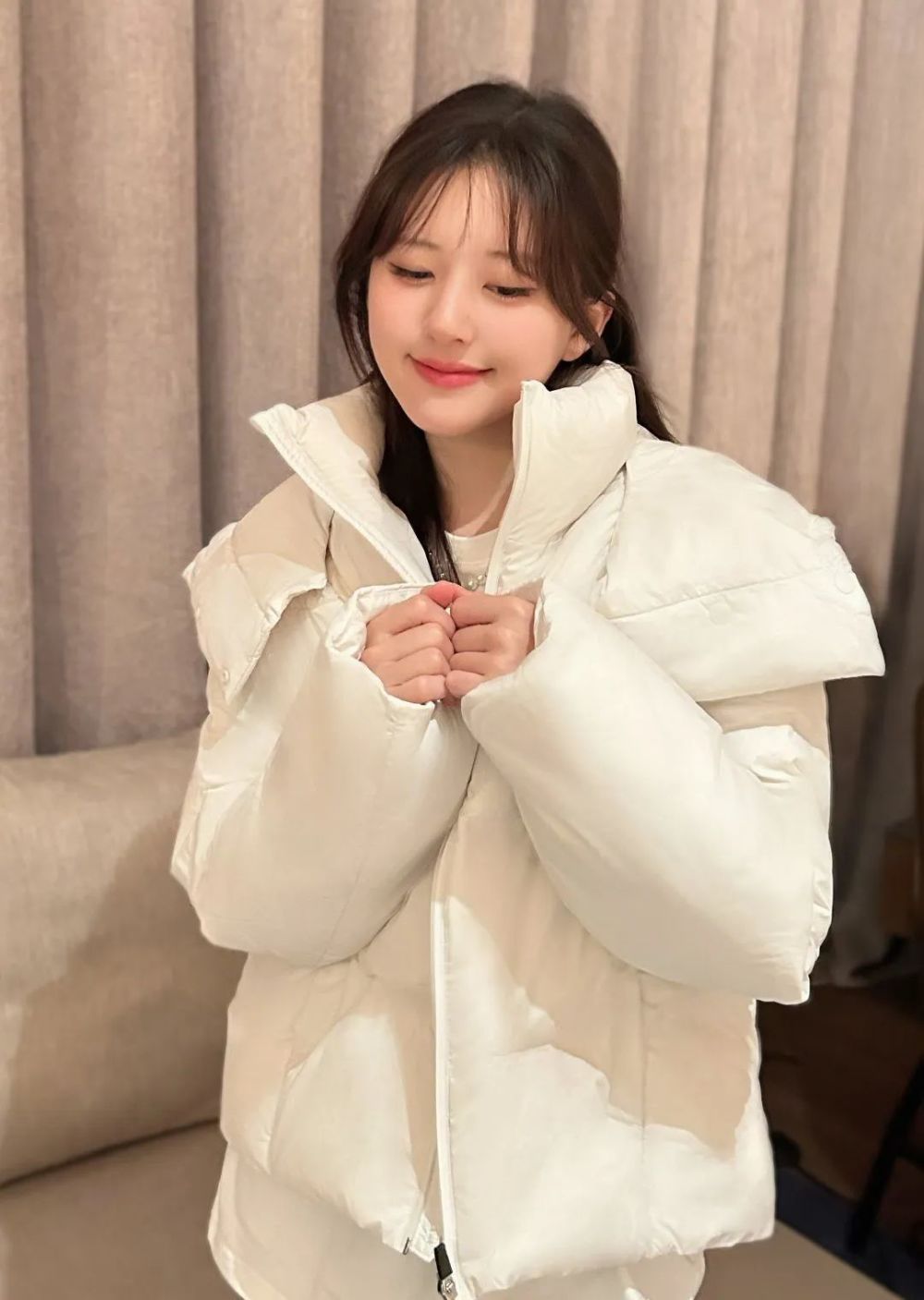 时髦保暖两不误,赵露思的冬日穿搭开课了!插图8