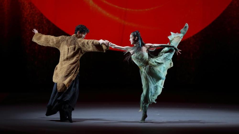 《白蛇》首演:芭蕾舞和古典舞交锋,古老传说焕发摩登气质_腾讯新闻