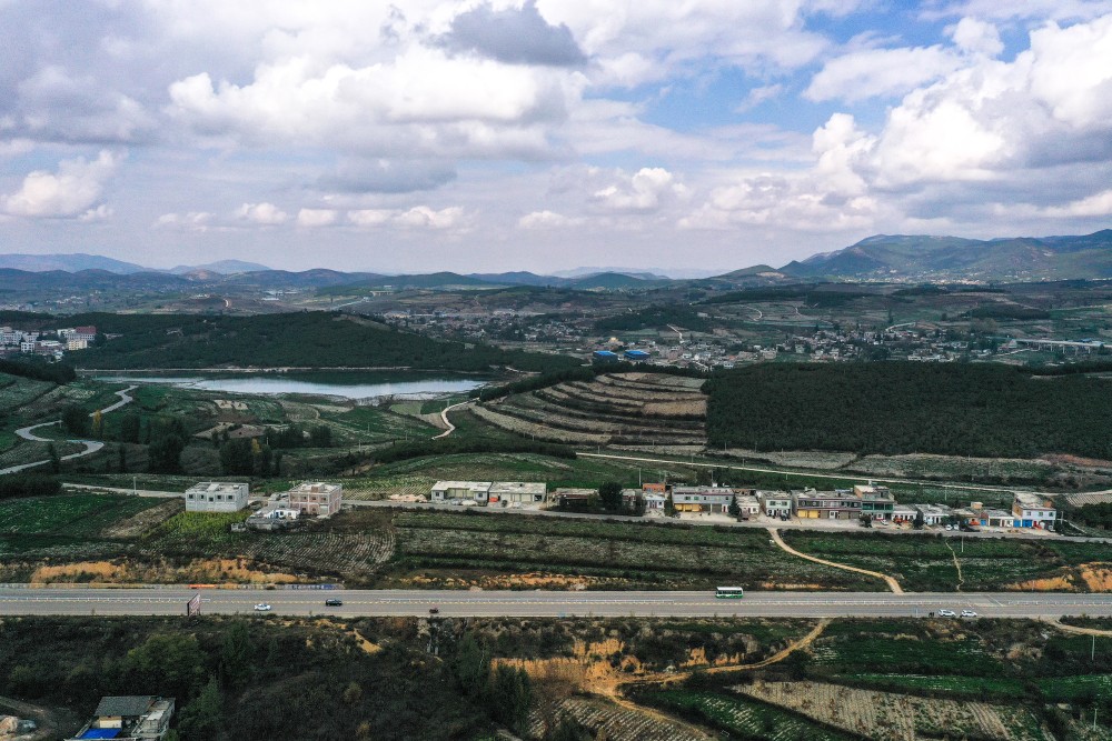 11月3日,乡镇公交车行驶在威宁县迤那镇开往牛棚镇的公路上(无人机