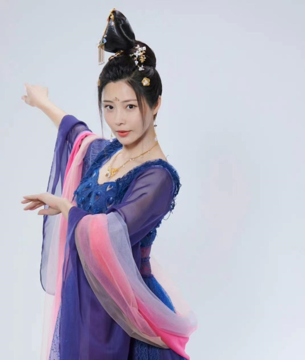 张曦文以前是一名花样滑冰运动员,还是世界冠军佟健的舞伴,因伤退役后